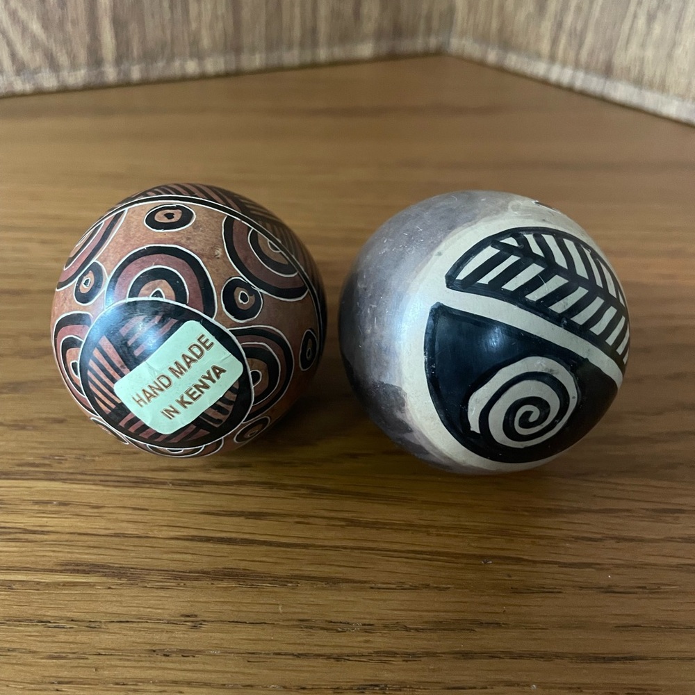 Lot of 2 Made in Kenya Carved Soap Stone Eggs - Picture 2 of 12